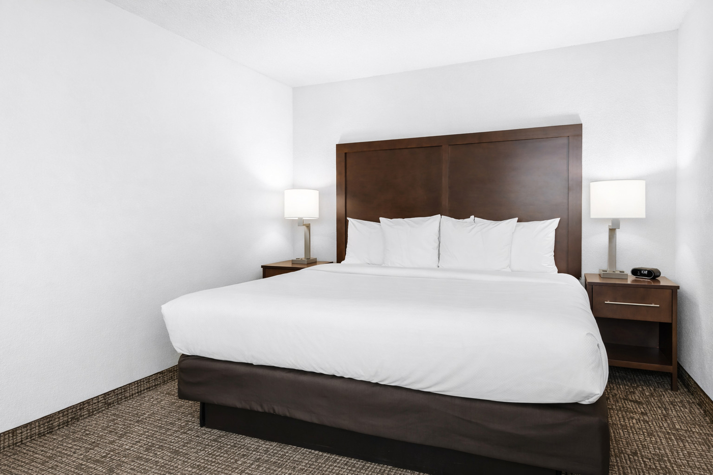 1 King Bed, 1 Room Suite, Corner Room 